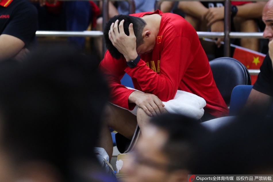 周鹏周琦场边观战中国男篮VS巴西