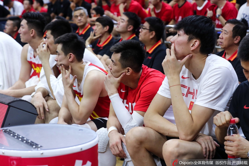 周鹏周琦场边观战中国男篮VS巴西