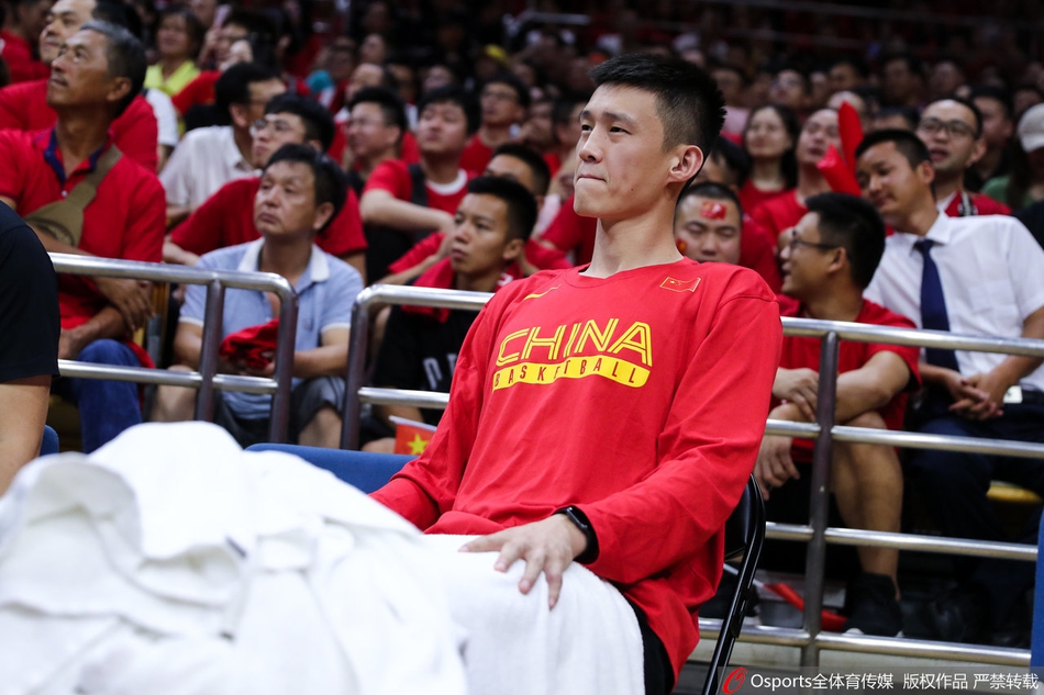 周鹏周琦场边观战中国男篮VS巴西