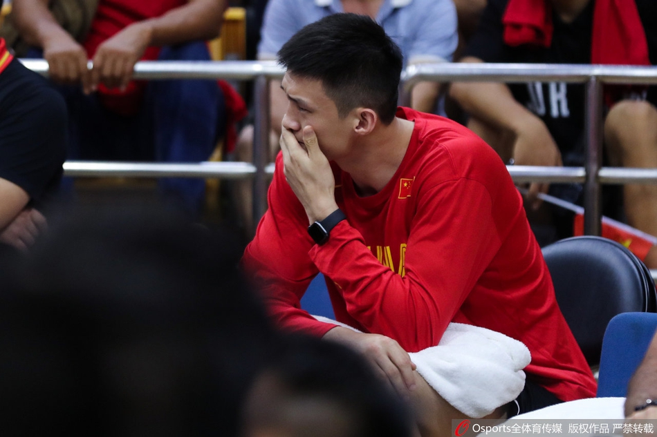 周鹏周琦场边观战中国男篮VS巴西