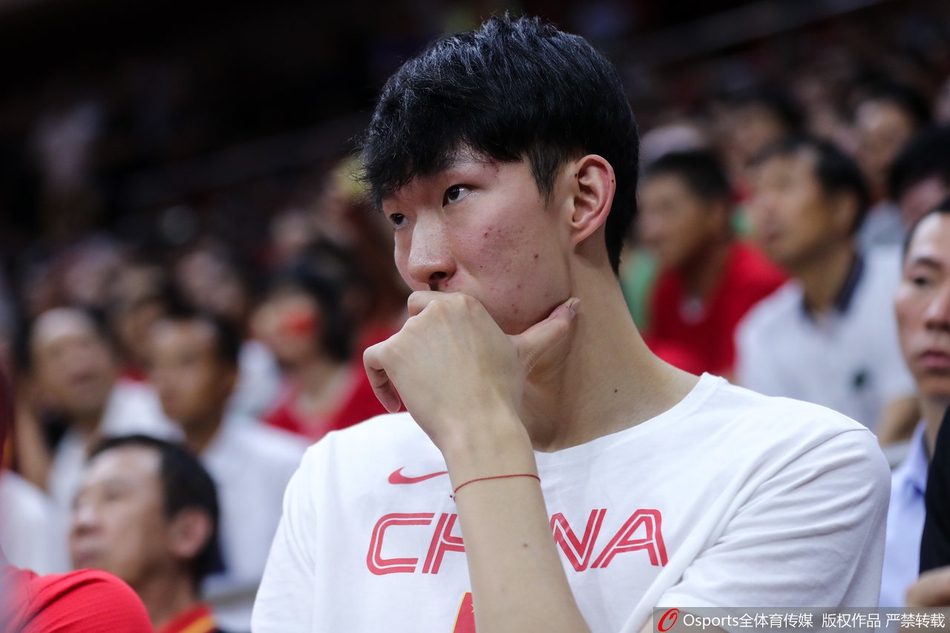 周鹏周琦场边观战中国男篮VS巴西