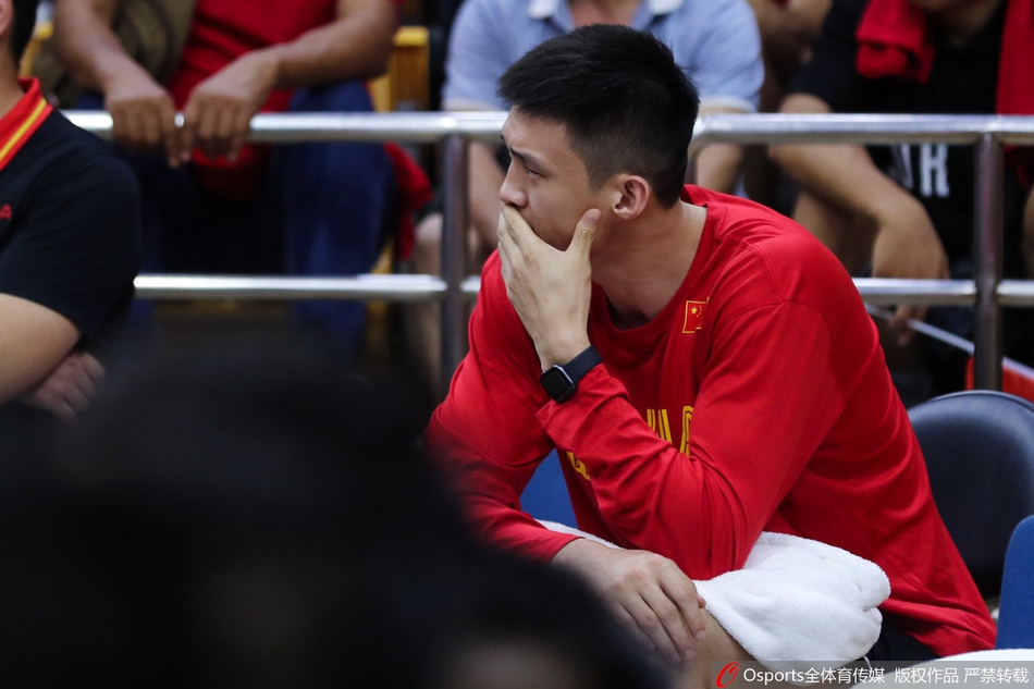 周鹏周琦场边观战中国男篮VS巴西