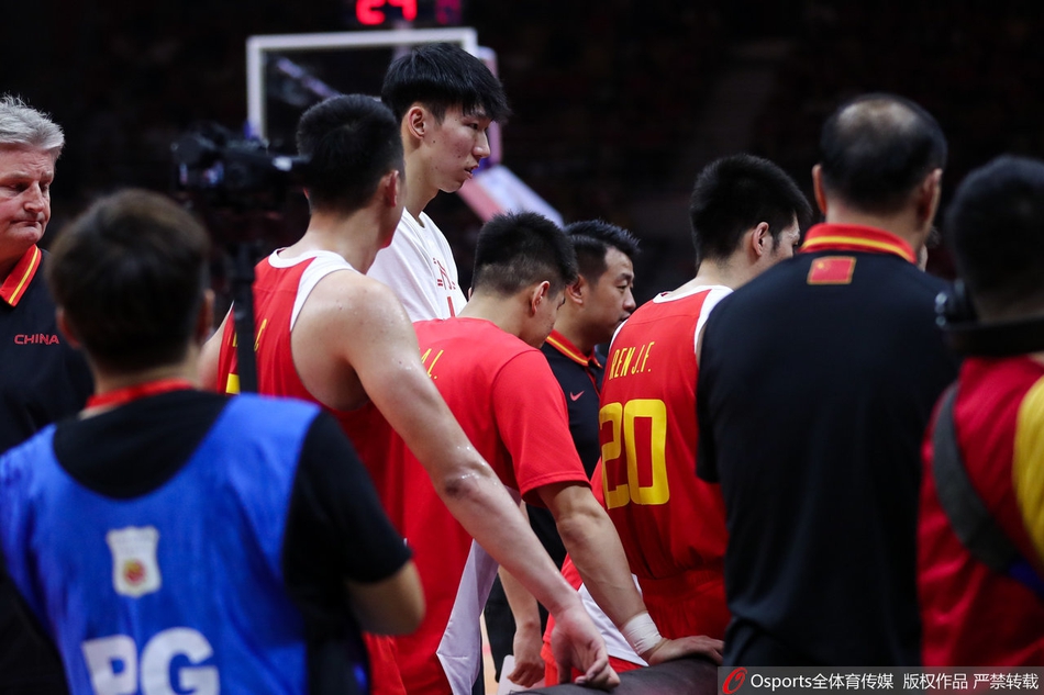 周鹏周琦场边观战中国男篮VS巴西