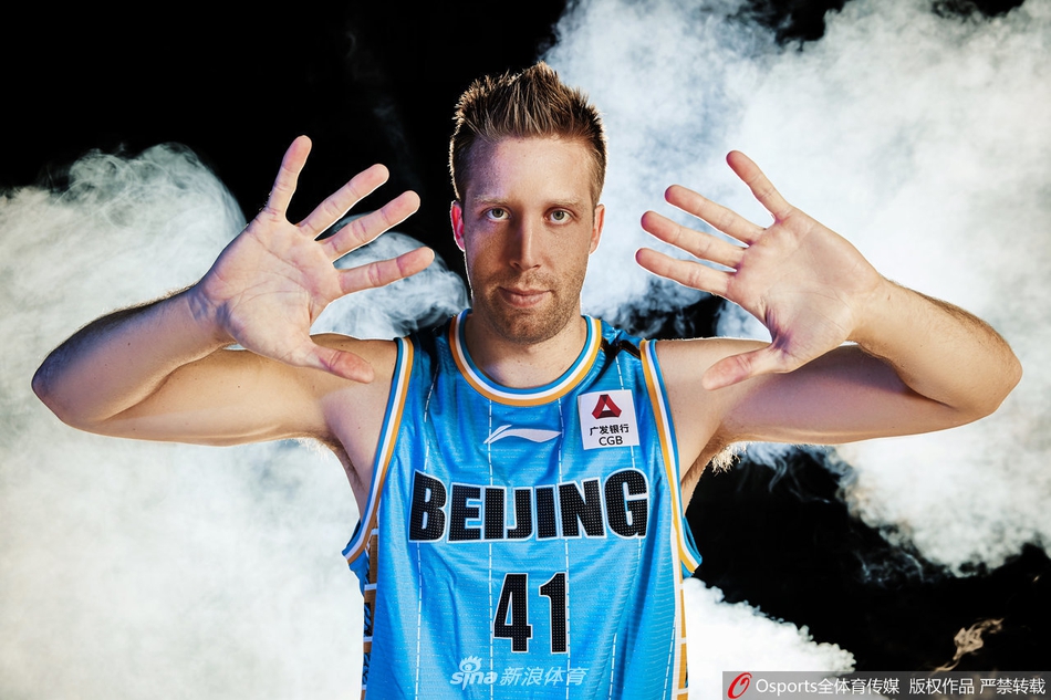 北京首钢队创意写真 队员腾云驾雾如临仙境