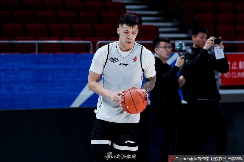 北京首钢备战训练 林书豪苦练投篮