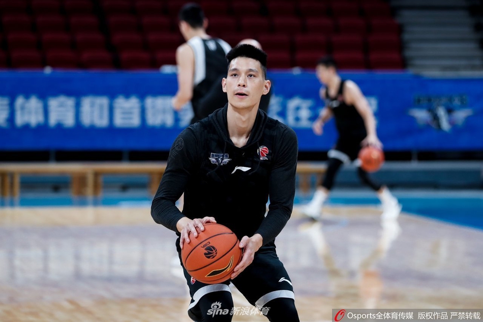 北京首钢备战训练 林书豪苦练投篮