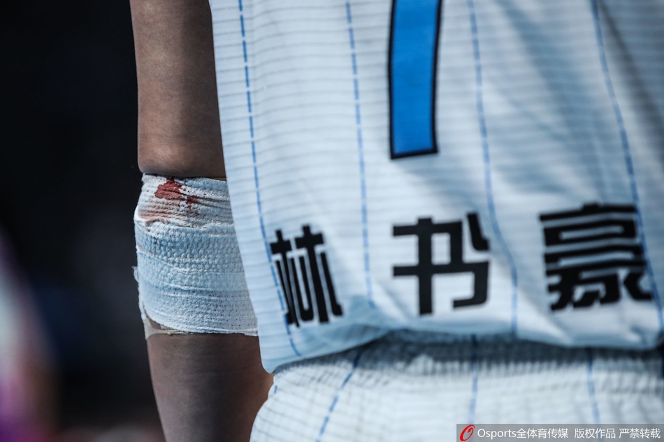 再度挂彩！林书豪左臂受伤 血染球衣