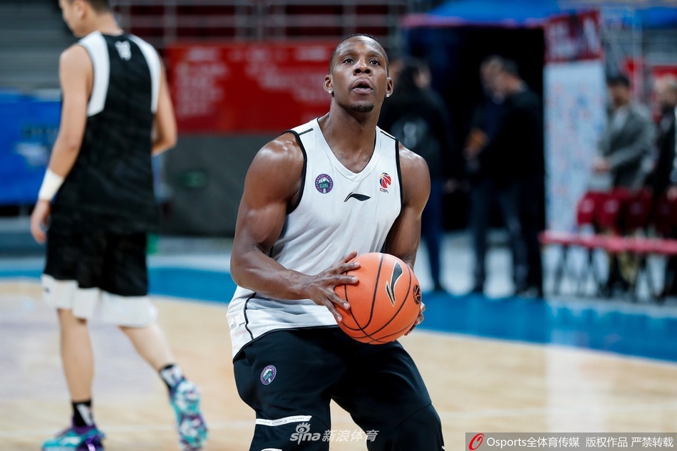 张庆鹏重回五棵松叙旧老队友 一切都是熟悉的模样