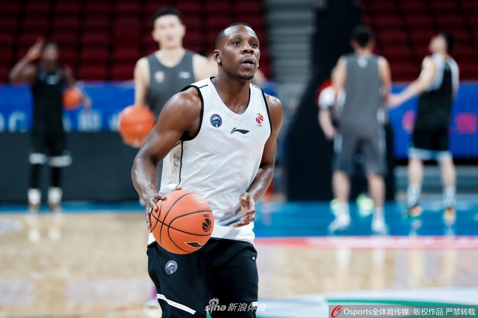 张庆鹏重回五棵松叙旧老队友 一切都是熟悉的模样