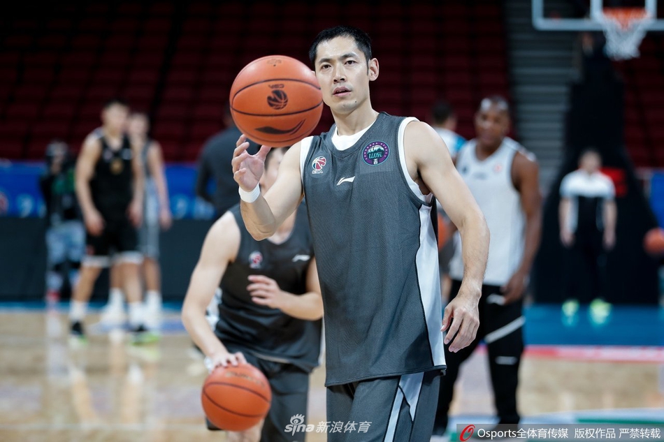 张庆鹏重回五棵松叙旧老队友 一切都是熟悉的模样