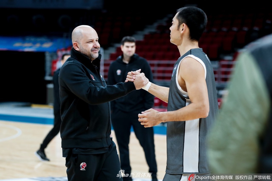 张庆鹏重回五棵松叙旧老队友 一切都是熟悉的模样