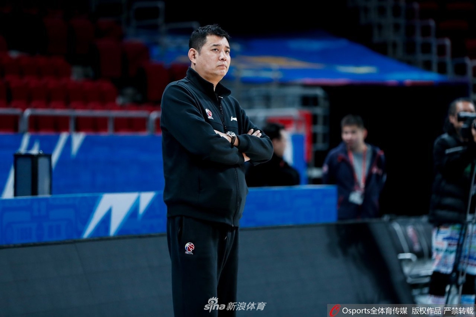 张庆鹏重回五棵松叙旧老队友 一切都是熟悉的模样