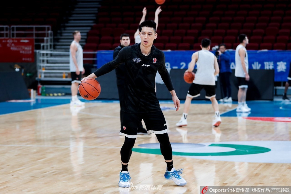 北京首钢备战训练 林书豪苦练投篮