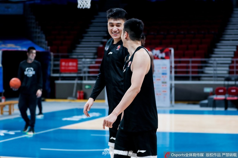 北京首钢备战训练 林书豪苦练投篮