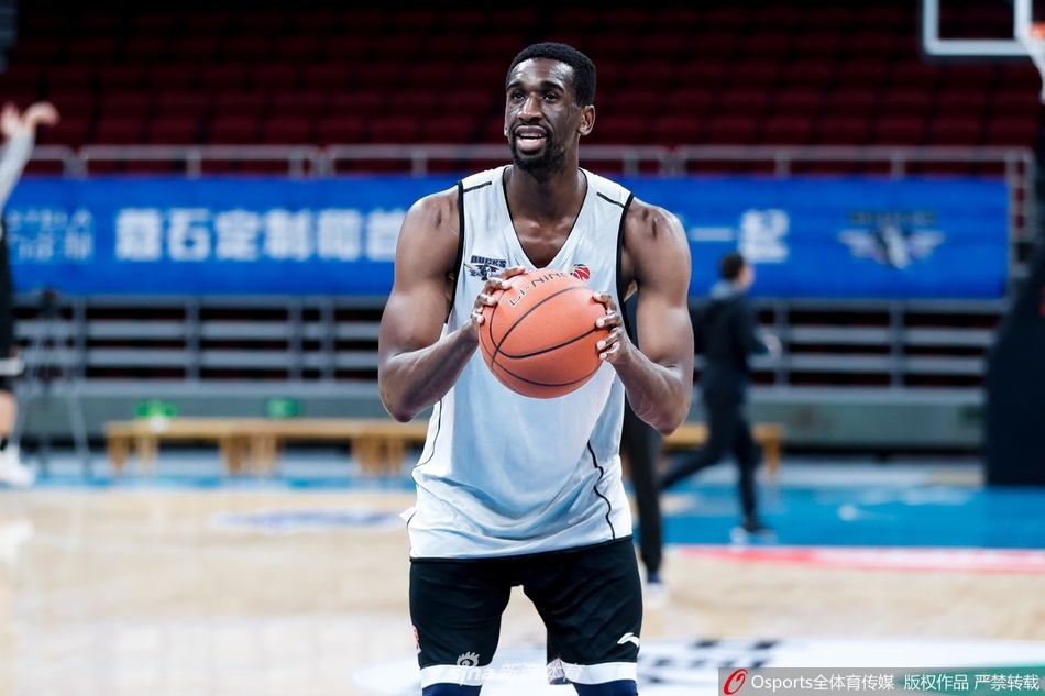 北京首钢备战训练 林书豪苦练投篮