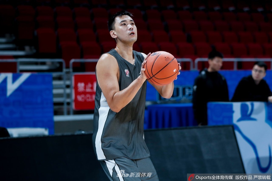 张庆鹏重回五棵松叙旧老队友 一切都是熟悉的模样