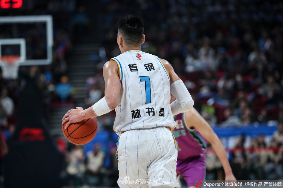 再度挂彩！林书豪左臂受伤 血染球衣