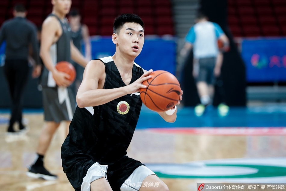 张庆鹏重回五棵松叙旧老队友 一切都是熟悉的模样