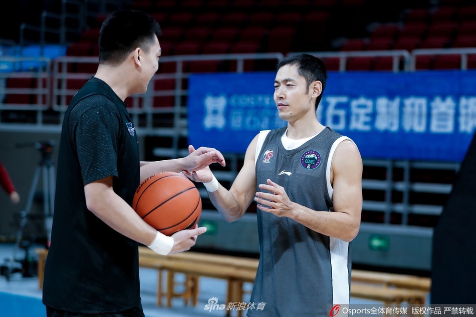 张庆鹏重回五棵松叙旧老队友 一切都是熟悉的模样