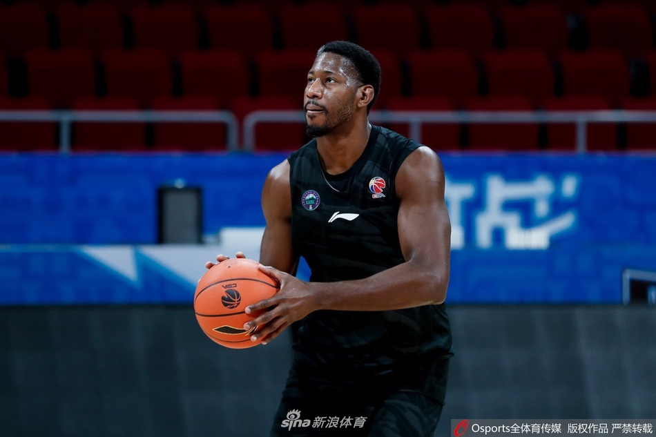 张庆鹏重回五棵松叙旧老队友 一切都是熟悉的模样