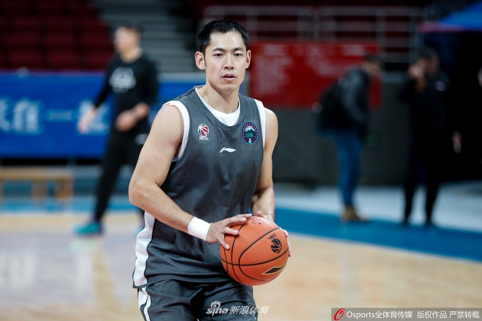 张庆鹏重回五棵松叙旧老队友 一切都是熟悉的模样