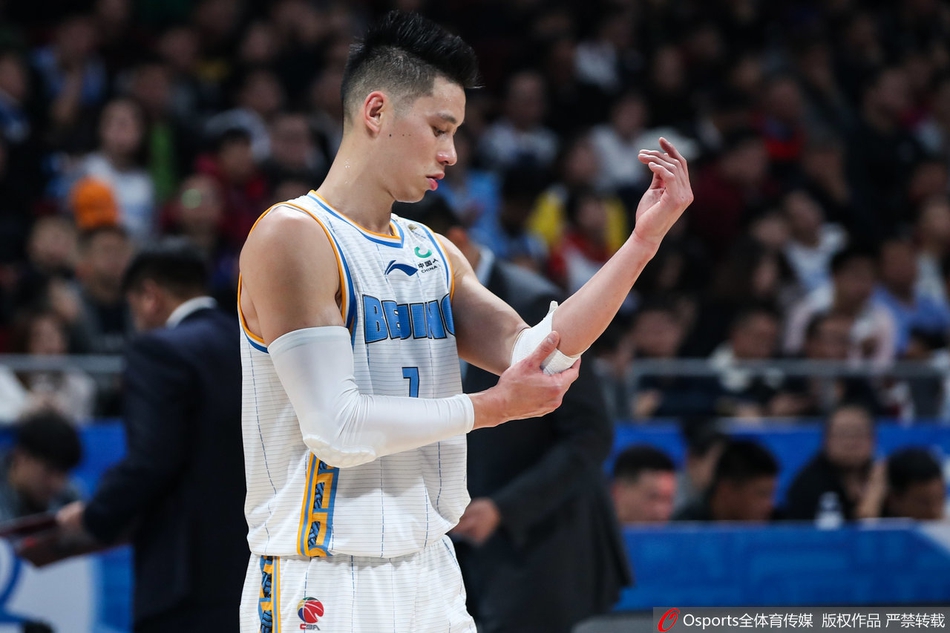 再度挂彩！林书豪左臂受伤 血染球衣