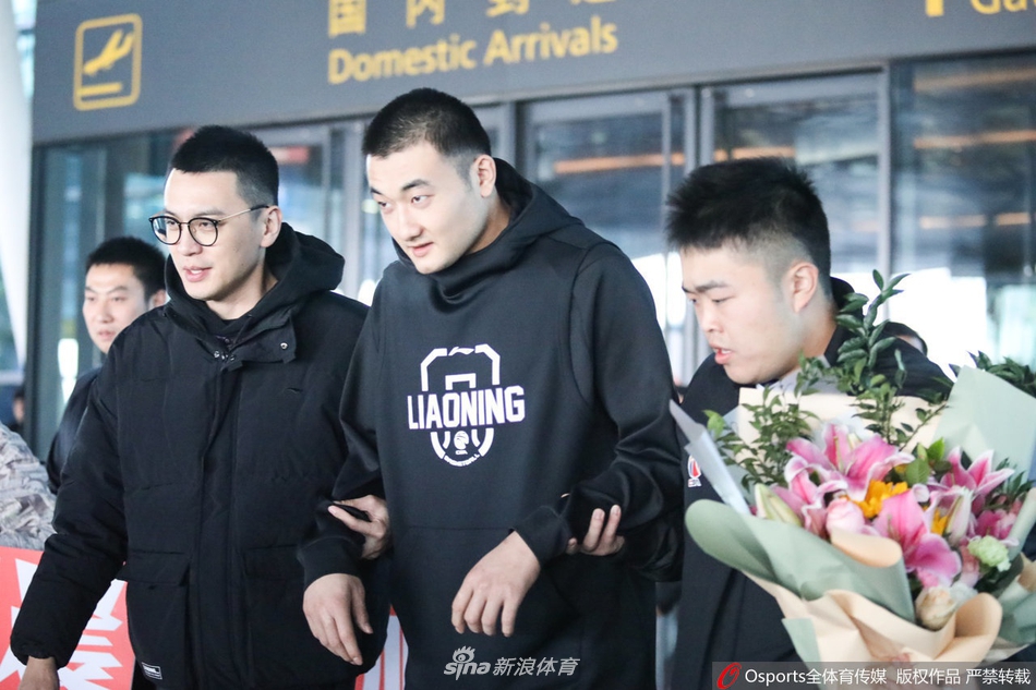 丛明晨返回沈阳杨鸣献花陪同 辽篮球迷举标语接机