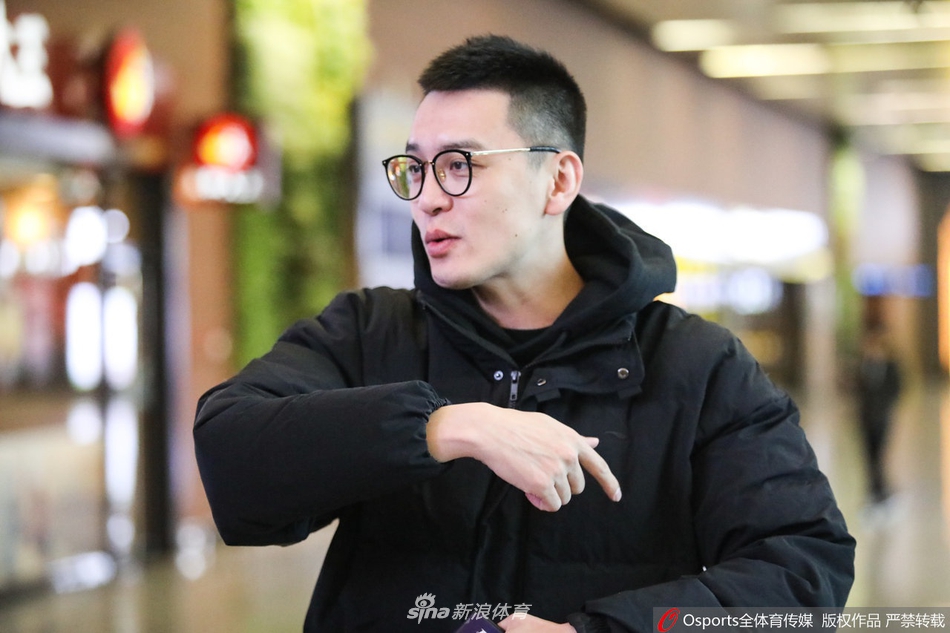 丛明晨返回沈阳杨鸣献花陪同 辽篮球迷举标语接机