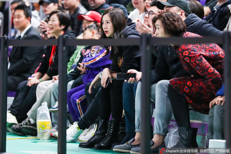 孙悦爱妻陈露观战北京德比