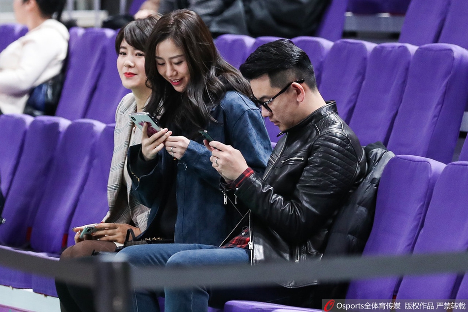 孙悦爱妻陈露观战北京德比
