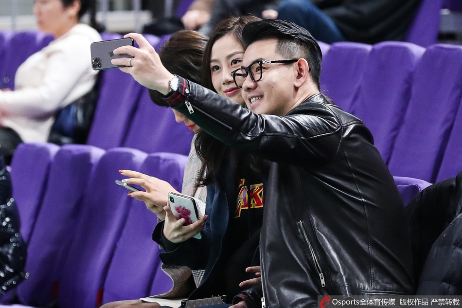 孙悦爱妻陈露观战北京德比