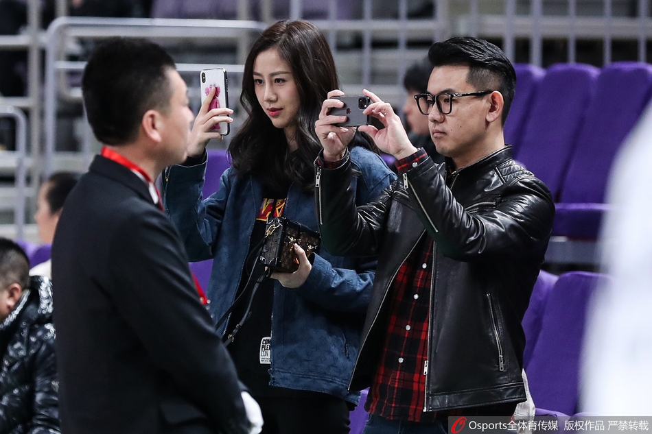 孙悦爱妻陈露观战北京德比