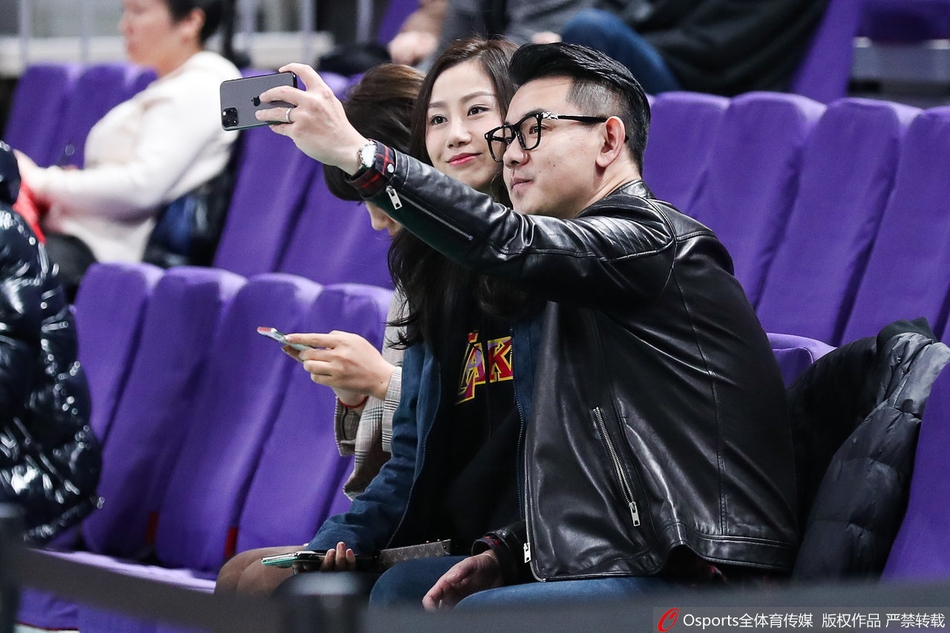 孙悦爱妻陈露观战北京德比