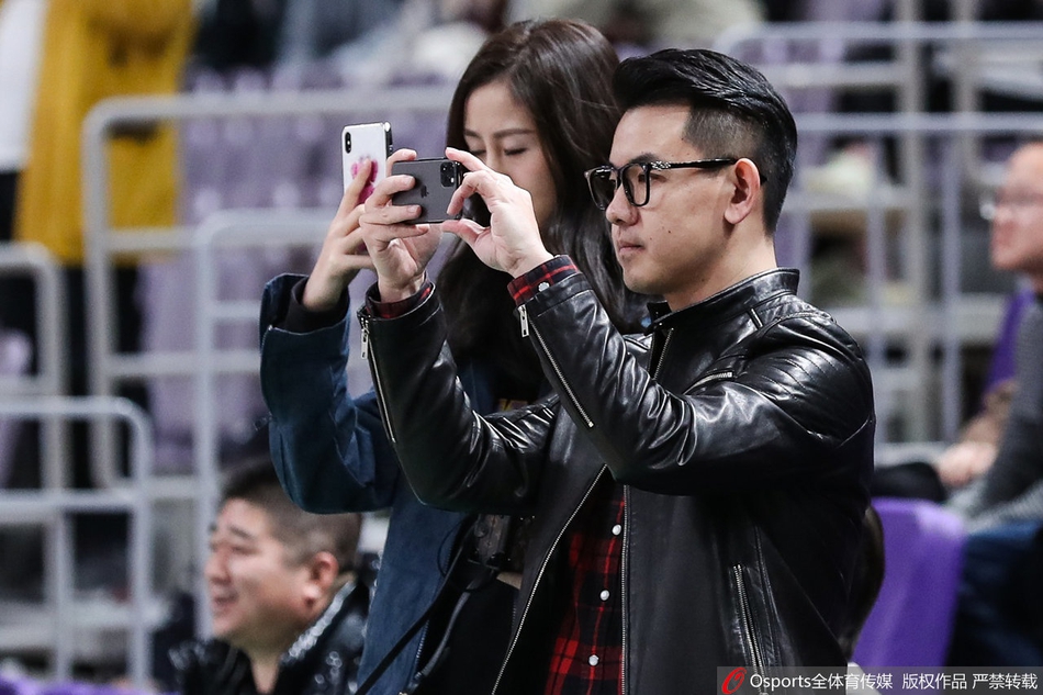 孙悦爱妻陈露观战北京德比