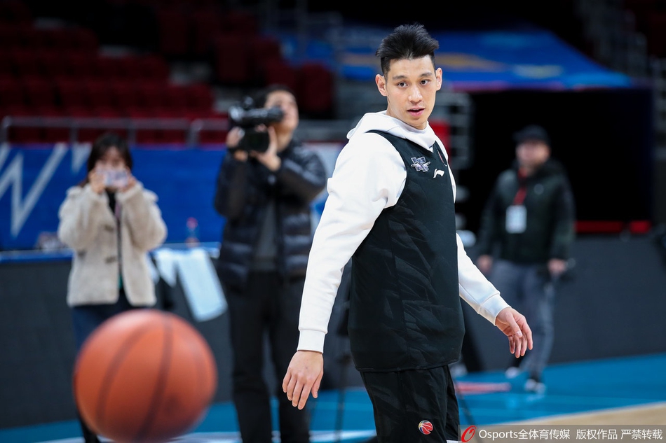 京粤大战:林书豪赛前积极备战