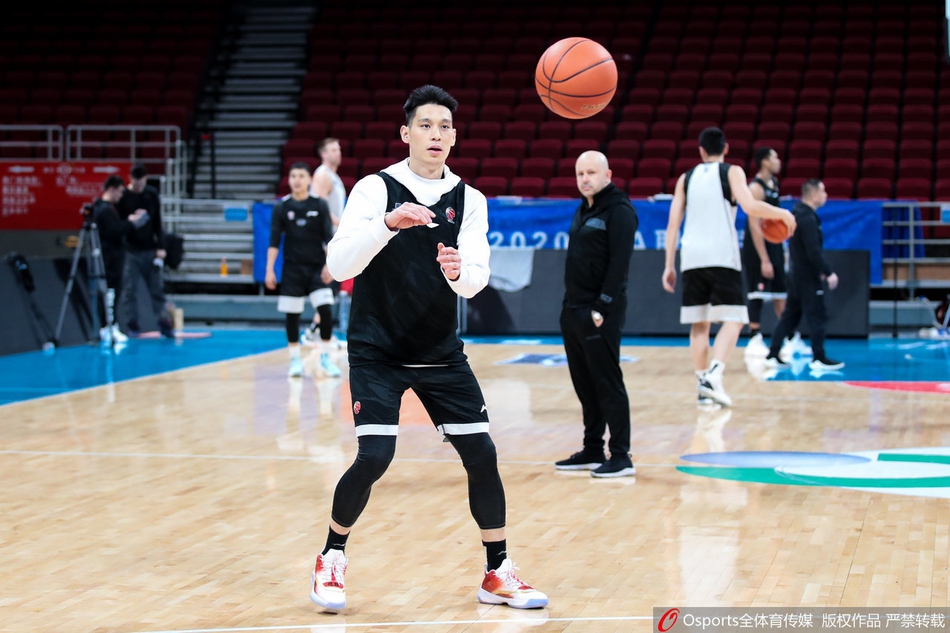 京粤大战:林书豪赛前积极备战