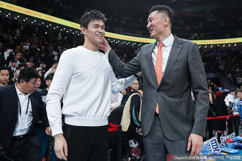 京粤大战赛后:林书豪赠送孙杨战靴