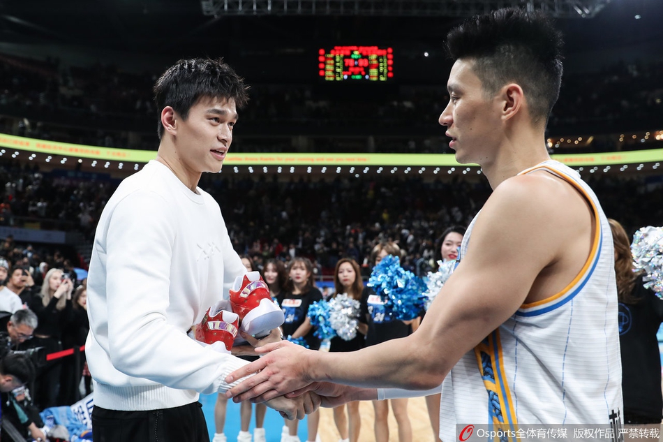 京粤大战赛后:林书豪赠送孙杨战靴