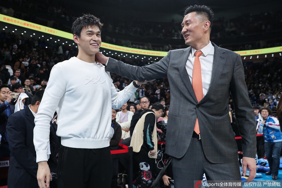 京粤大战赛后:林书豪赠送孙杨战靴