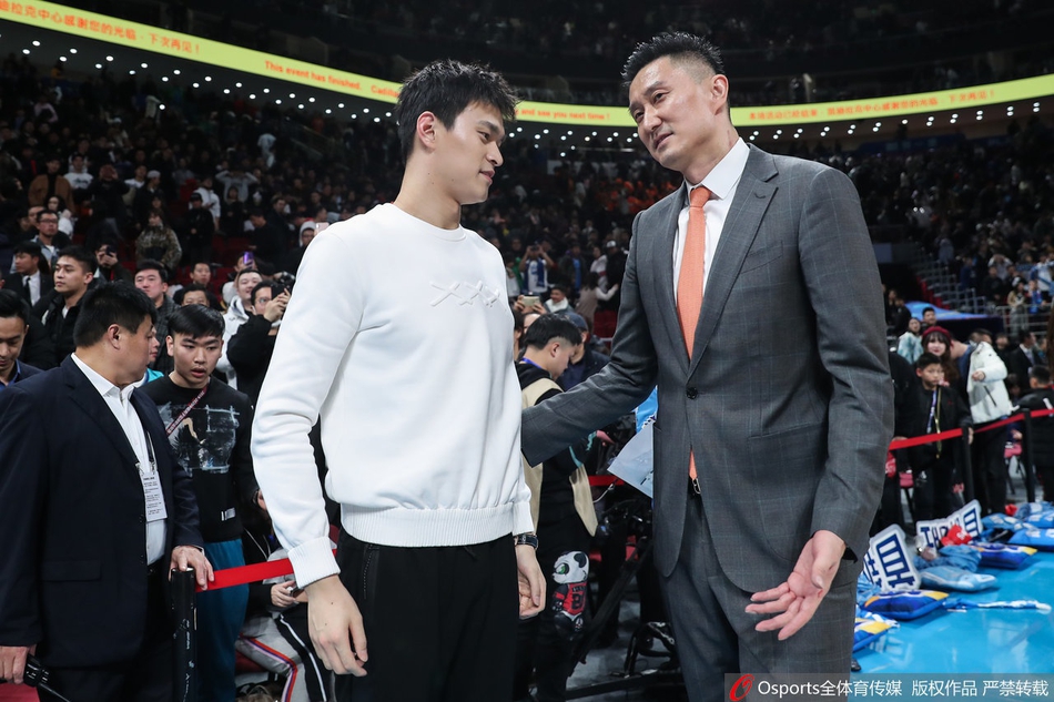 京粤大战赛后:林书豪赠送孙杨战靴