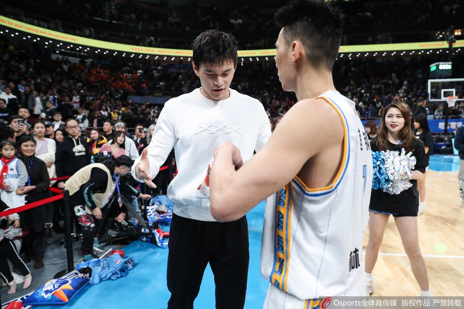 京粤大战赛后:林书豪赠送孙杨战靴