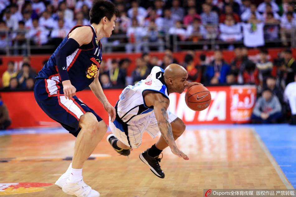 京粤大战:盘点两队历史交手火爆瞬间