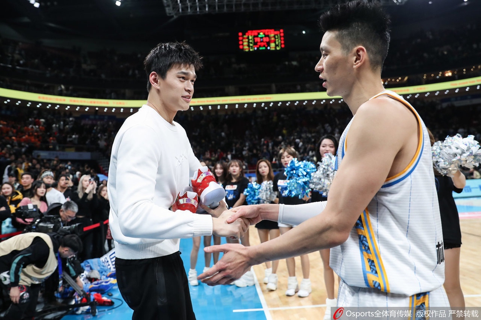 京粤大战赛后:林书豪赠送孙杨战靴