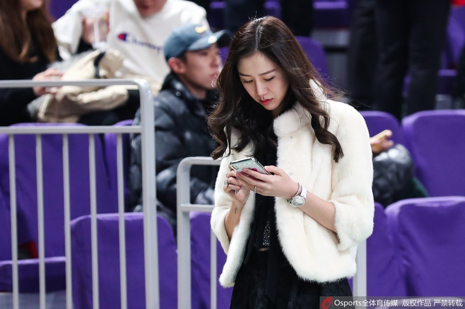 CBA第14轮:孙悦爱妻陈露现场观战