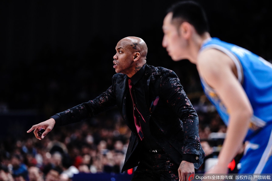 百变马布里！中国风黑色暗纹西装上阵