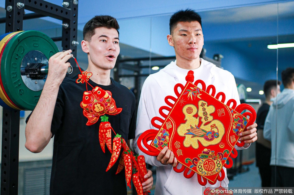 新疆队拍摄拜年写真 阿不都领衔为球迷送祝福