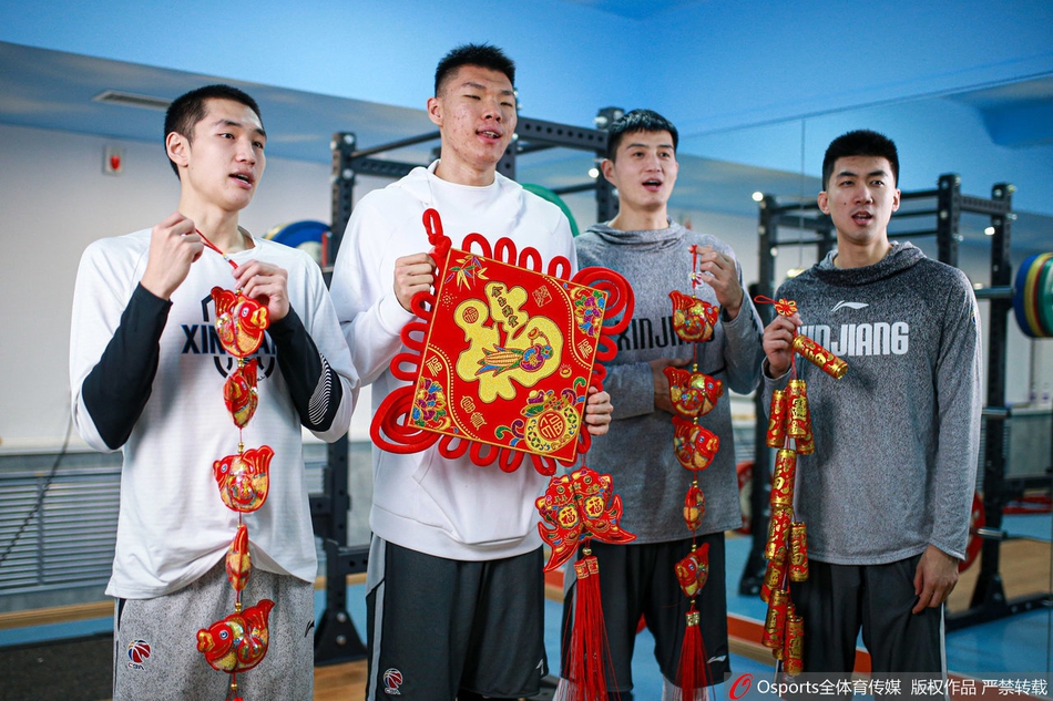 新疆队拍摄拜年写真 阿不都领衔为球迷送祝福