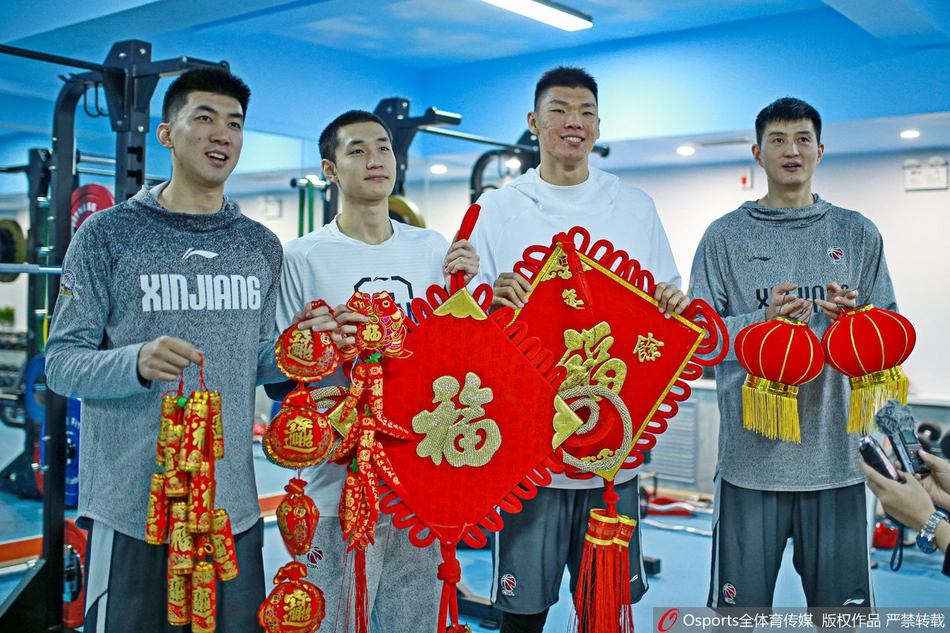 新疆队拍摄拜年写真 阿不都领衔为球迷送祝福
