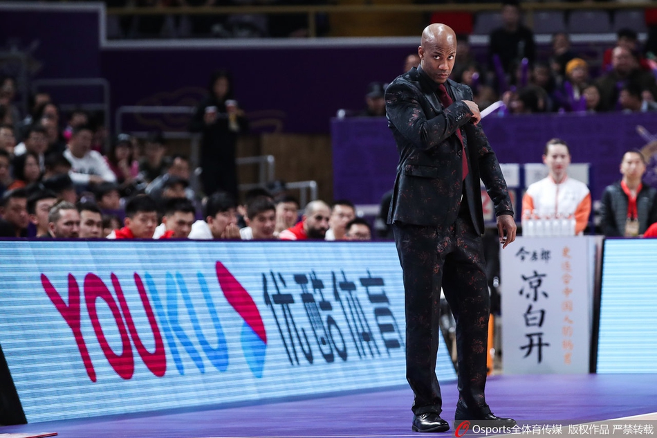 百变马布里！中国风黑色暗纹西装上阵