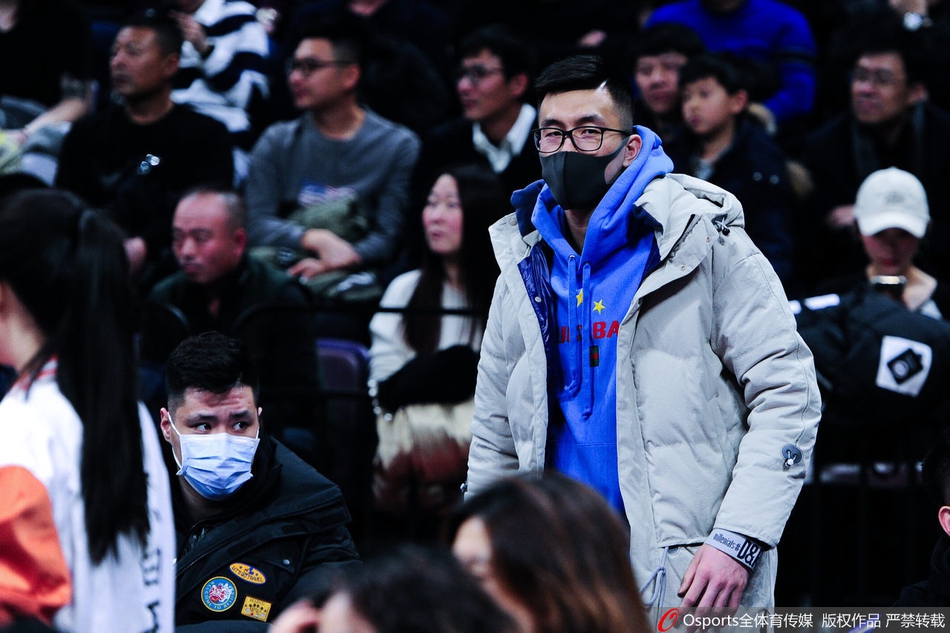 辽粤大战 郭艾伦贺天举现身场边观战